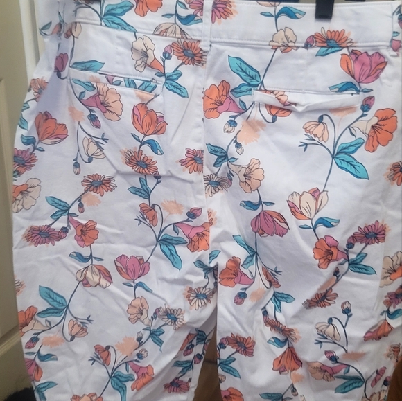 St. Johns Bay Size 18 White Floral Print Pockets Ladies Pedal Pushers Capris - Picture 8 of 16